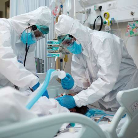 Covid Patient wird intubiert im Spital