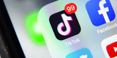 Tjumen, Russland - 21. Januar 2020: TikTok- und Facebook-Anwendung auf dem Bildschirm Apple iPhone XR