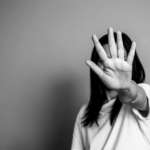 Frau hob ihre Hand, um davon abzubringen, Kampagne stoppt Gewalt gegen Frauen. Asiatische frau hob ihre hand, um mit kopierraum, schwarz-weißer farbe, davon abzubringen