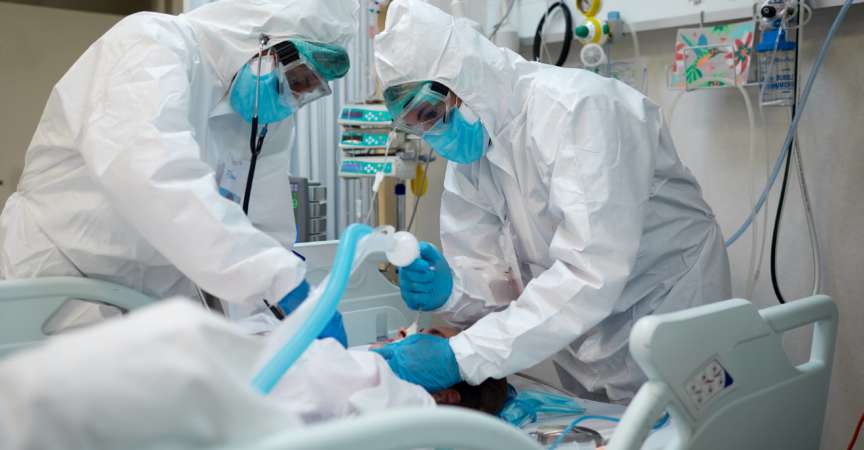 Krankenhaus COVID
Mitarbeiter des Gesundheitswesens während eines Intubationsverfahrens bei einem COVID-Patienten