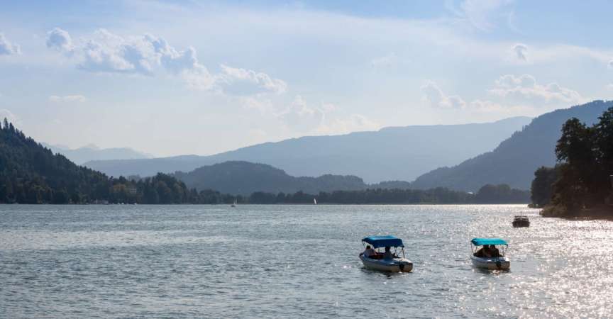 zwei elektrische miniboote am ossiacher see im sommer. Der Ossiachersee oder Ossiacher See ist ein Alpensee in der Nähe von Villach in Kärnten.