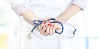 Nahaufnahme einer Ärztin Hand mit einem Stethoskop
