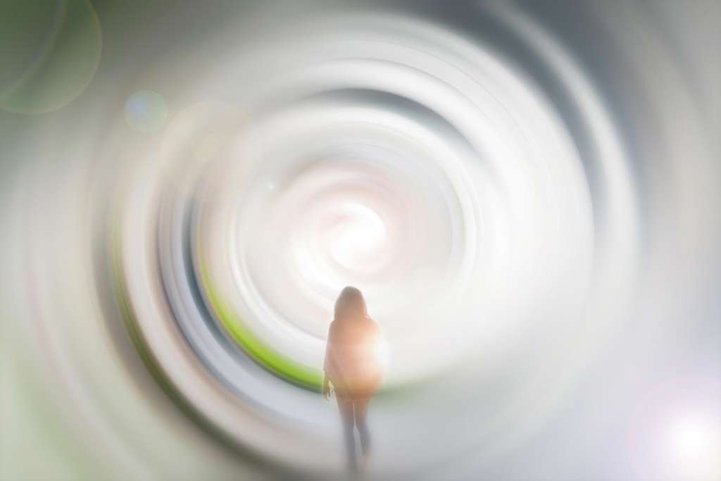 Frau läuft in einen Nebeltunnel