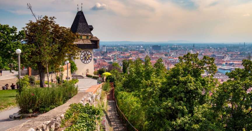 Blick auf den berühmten Uhrturm auf dem Schlossberg ca. August 2019 in Graz, Österreich.