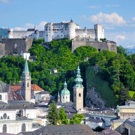 Panoramablick auf Salzburg am sonnigen Tag, Österreich