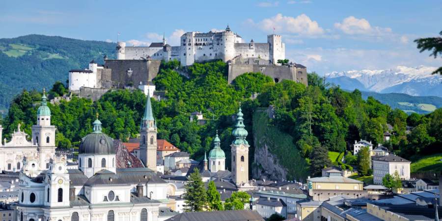 Panoramablick auf Salzburg am sonnigen Tag, Österreich