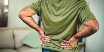 Beim lumbalen Rückenschmerz bei Älteren sollten Schmerzmittel nur in geringer Dosis und so kurz wie möglich verschrieben werden.
