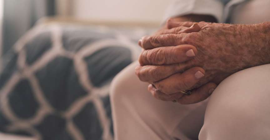 Schlafen ältere Menschen schlecht, kann das mehrere Ursachen haben. Diese sollten aufgeklärt werden, bevor mit Beruhigungsmitteln behandelt wird.