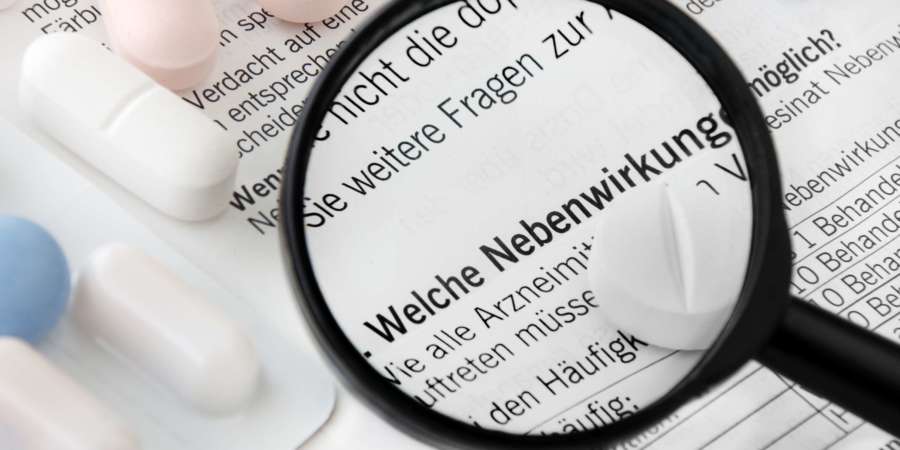 Medikamente und deutscher Packungsbeilagenhintergrund