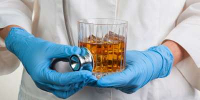Erstes Ziel der hausärztlichen Behandlung ist es, einen möglichen Alkoholmissbrauch erst bewusst zu machen.