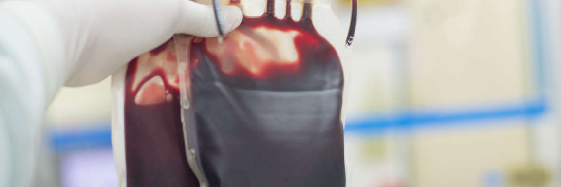 Roter Blutbeutel in der Hand Wissenschaftler auf weißem Hintergrund im Labor.