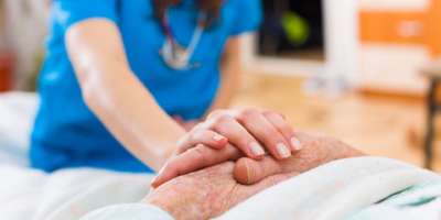 Der Bedarf an Pflegern, die Senioren zuhause betreuen, nimmt seit mehreren Jahren stetig zu.
