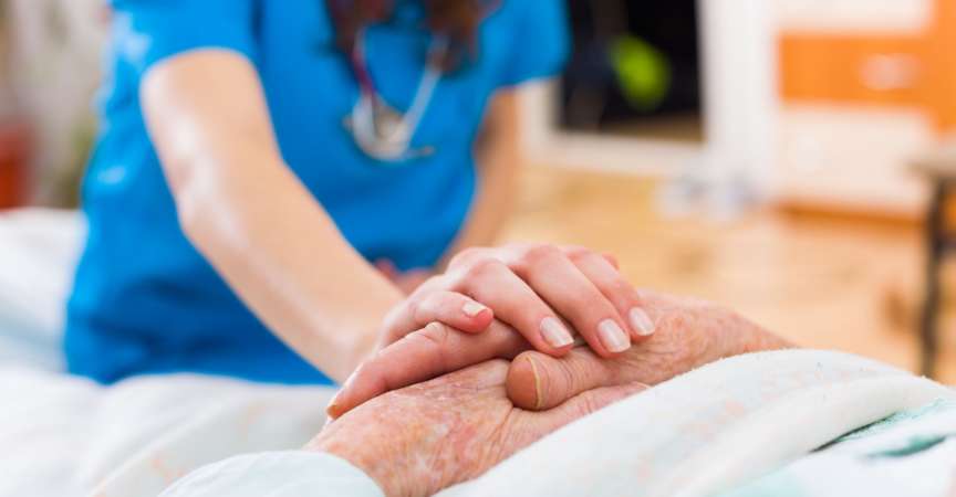 Der Bedarf an Pflegern, die Senioren zuhause betreuen, nimmt seit mehreren Jahren stetig zu.