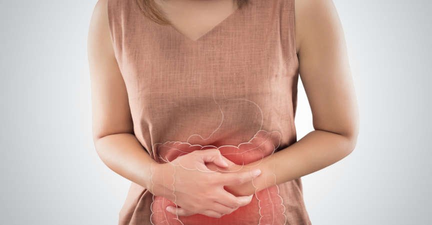 Das Foto des Dickdarms befindet sich auf dem Körper der Frau. Menschen mit Magenschmerzen-Problem-Konzept. Weibliche Anatomie