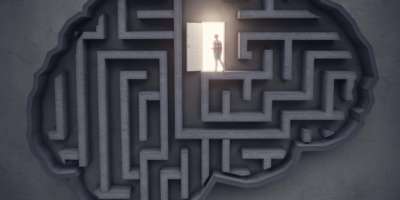 Big Idea Concept, die Frau öffnet die Tür im labyrinthförmigen Gehirn