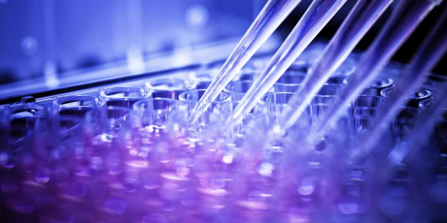 medizinische forschung im pharmazeutischen fabriklabor.