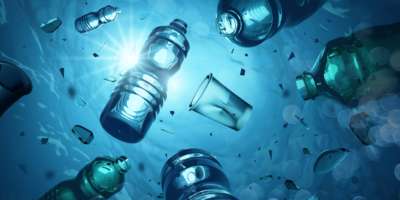 Problematische Plastikflaschen und Mikroplastik, die im offenen Meer schwimmen. Konzept der Meeresverschmutzung durch Plastik. 3D-Darstellung