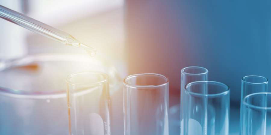 Glasbecher in verschiedenen Größen in einem wissenschaftlichen Labor Zum Hinzufügen chemischer Flüssigkeiten zum Experimentieren Über die Forschung für die Wissenschaft