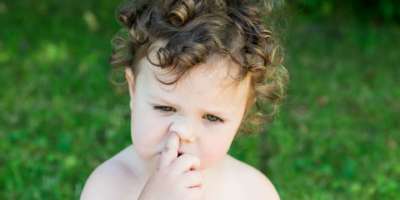 Haben Kinder sich erst einmal einen Gegenstand in die Nase gesteckt, ist die Gefahr, ihn bei unzulänglichen Entfernungsversuchen noch tiefer hineinzuschieben, gross.