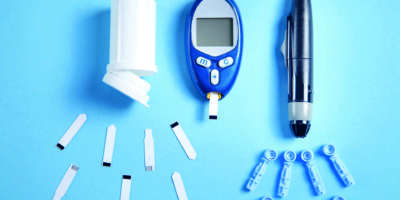 Glucometer mit Teststreifen und anderen Objekten. Geräte zur Messung von Glukose im Blut