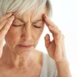 Aufnahme einer älteren Frau, die zu Hause unter Kopfschmerzen leidet