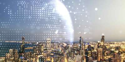 Mehrfachbelichtung des abstrakten grafischen Weltkarten-Hologramms auf dem Hintergrund, dem Verbindungs- und Kommunikationskonzept von Chicago-Bürogebäuden