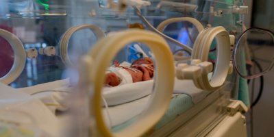 verdrahtetes Frühgeborenes liegt im Inkubator