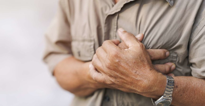 Nahaufnahme der Hand eines älteren Mannes, die vor Schmerz seine Brust hielt. Konzept der Herzkrankheit.