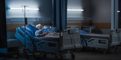 Krankenstation: Porträt eines älteren Mannes mit Sauerstoffmaske, der im Bett ruht und sich nach Covid-19, Krankheit, Krankheit, Operation um die Genesung bemüht. Alter Mann kämpft um sein Leben. Dunkelblauer tragischer Schuss