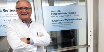 Prof. Thomas Szucs vor seiner Praxis für Personalisierte Medizin