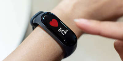 Nahaufnahme weibliches Handgelenk mit Smartwatch, überprüfen eines normalen Herzschlags