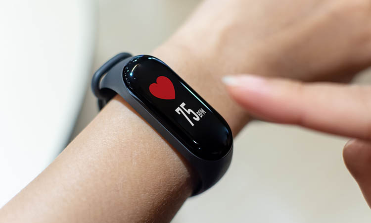 Nahaufnahme weibliches Handgelenk mit Smartwatch, überprüfen eines normalen Herzschlags