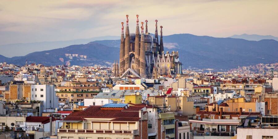 Kirche La Sagrada Familia von Antoni Gaudi zur goldenen Stunde. Barcelona. Spanien