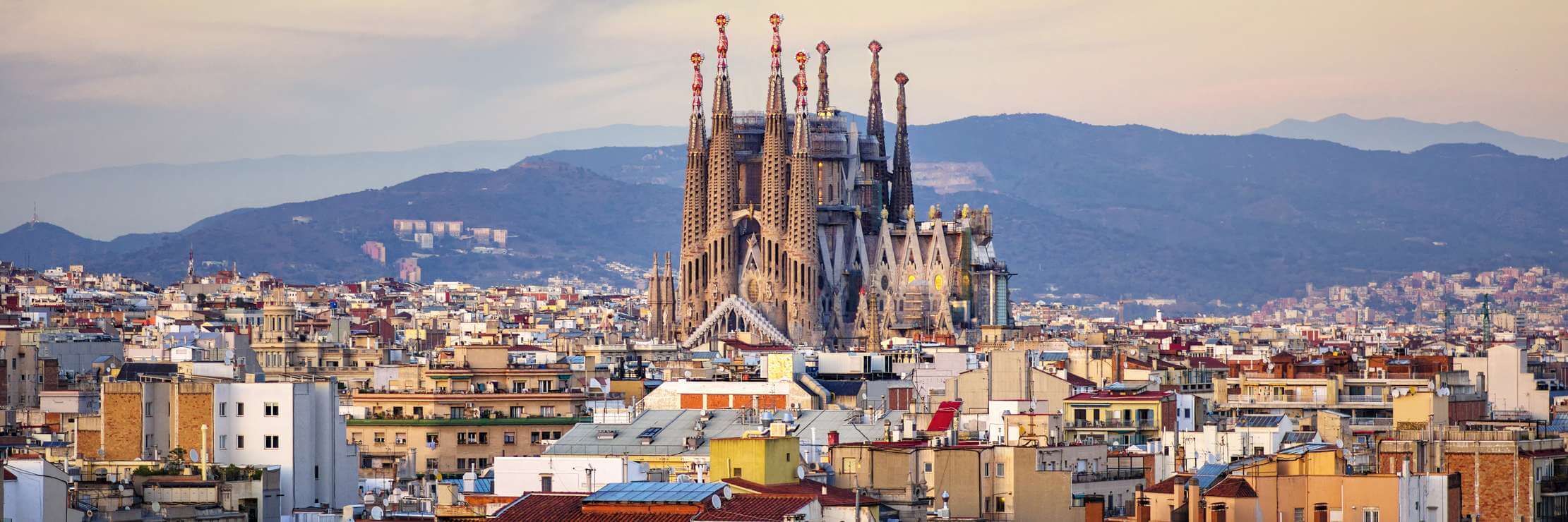 Kirche La Sagrada Familia von Antoni Gaudi zur goldenen Stunde. Barcelona. Spanien