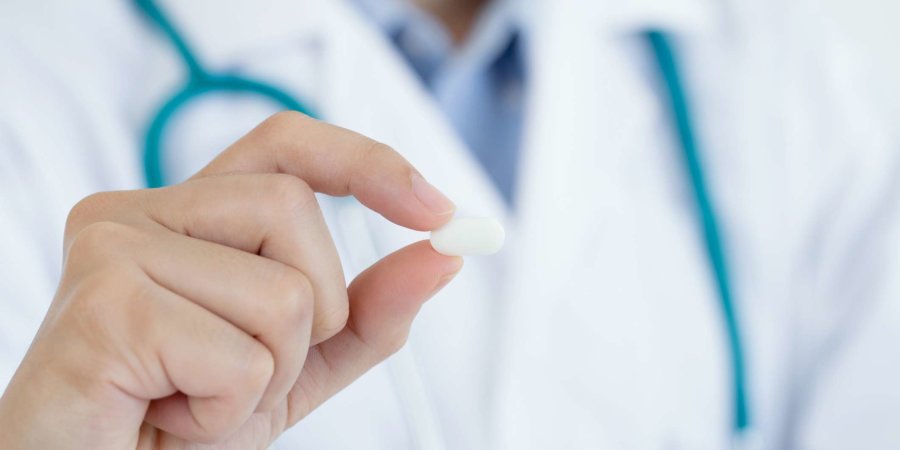 Nahaufnahme der Ärztin mit dem Medikament Molnupiravir .Coronavirus covid-19 antivirales Konzept