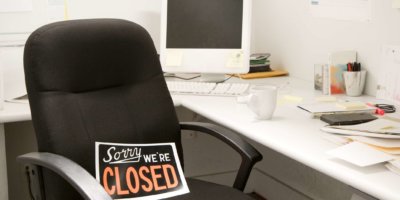 Büro-Schreibtisch-Stuhl mit geschlossenem Zeichen