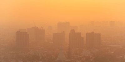 schlechte Luft mit PM 2,5 Staub in der Atmosphäre in der Stadt