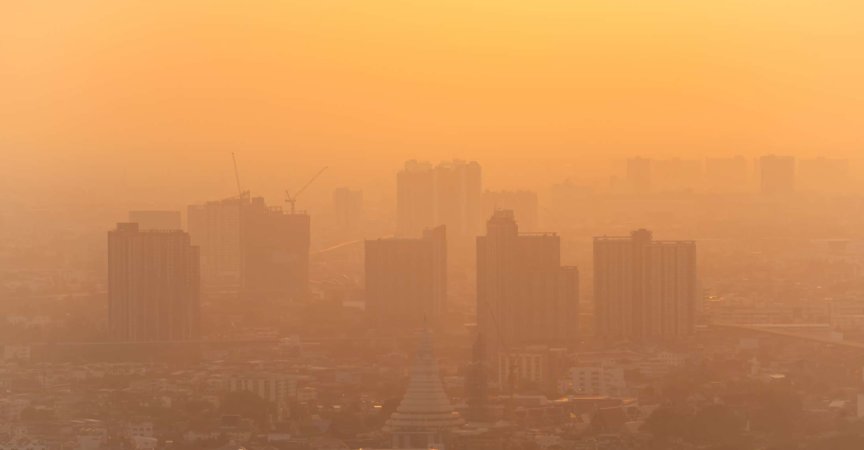 schlechte Luft mit PM 2,5 Staub in der Atmosphäre in der Stadt