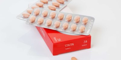Eine generische Packung des umstrittenen cholesterinpräventiven Medikaments Statin - mit entfernten Logos