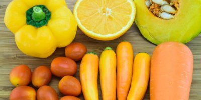 Eine Vielzahl von orangefarbenem Obst und Gemüse, die eine gute Quelle für Beta-Carotin sind