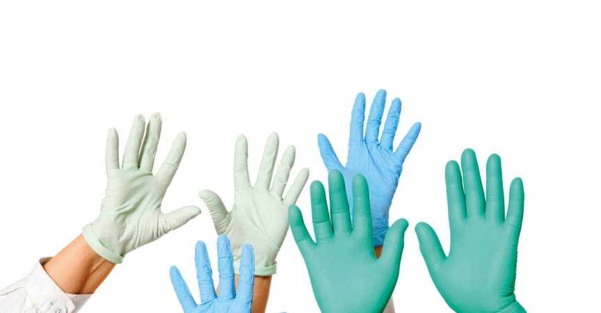 Viele Ärzte Hände in Handschuhen, isoliert auf weiss.