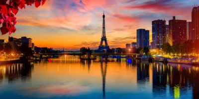 Blick auf den Eiffelturm und die Wolkenkratzer auf der Seine in Paris bei Nacht, Frankreich
