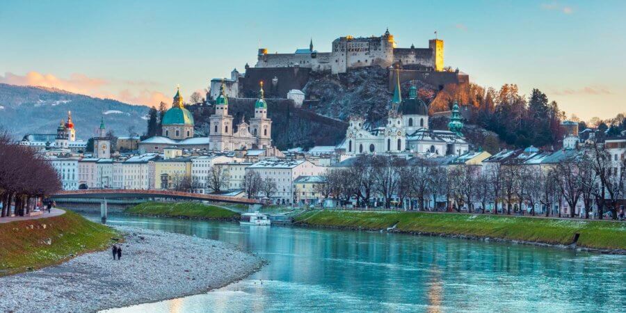 Altstadt von Salzburg, Österreich, bei Sonnenuntergang im Winter.