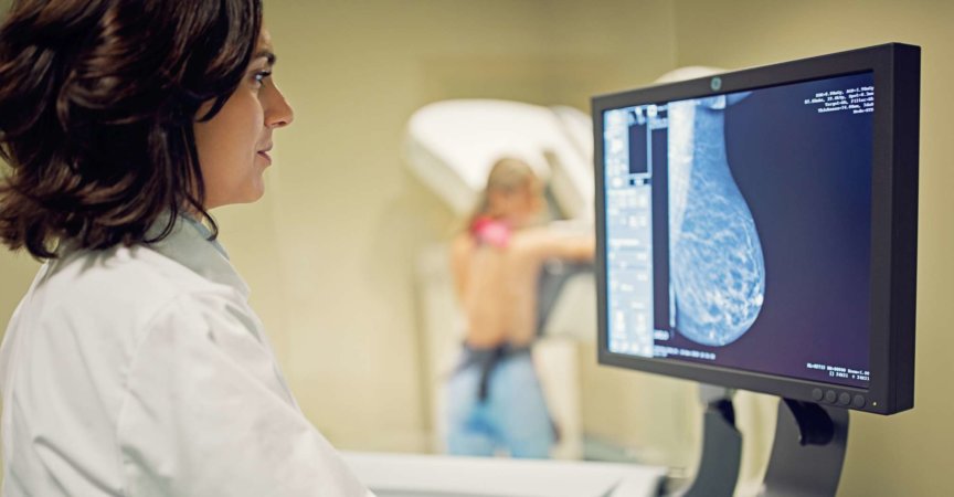 Der Arzt arbeitet im Krankenhaus mit einem Mammographie-Röntgenscanner