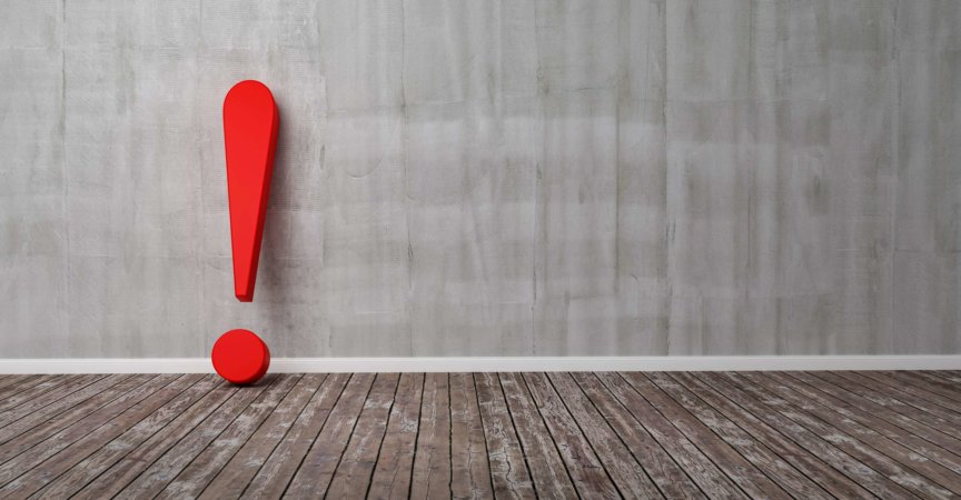 Rotes Ausrufezeichen auf Holzboden und Betonwand 3D-Illustration Warnkonzept