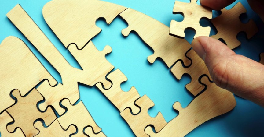 Behandlungskonzept für Lungenerkrankungen. Die Hand setzt das Puzzle zusammen.