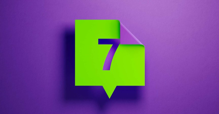 Neonfarbene Nummer sieben auf violettem Hintergrund. Horizontale Komposition mit Kopierraum.