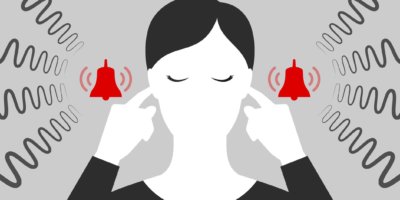 Frau verstopft ihre Ohren mit Fingern, wenn sie an Tinnitus leidet