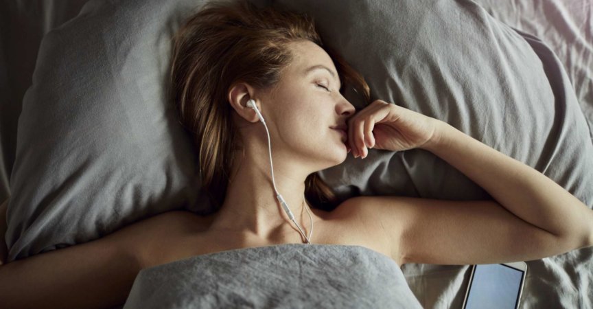 Nahaufnahme einer jungen Dame, die sich beim Musikhören ausruht