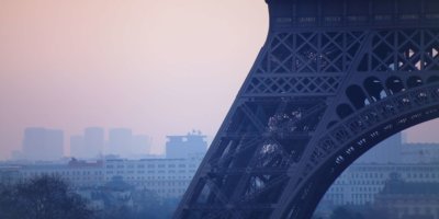 Nahaufnahme des Eiffelturms, Umweltverschmutzung in Paris, Frankreich